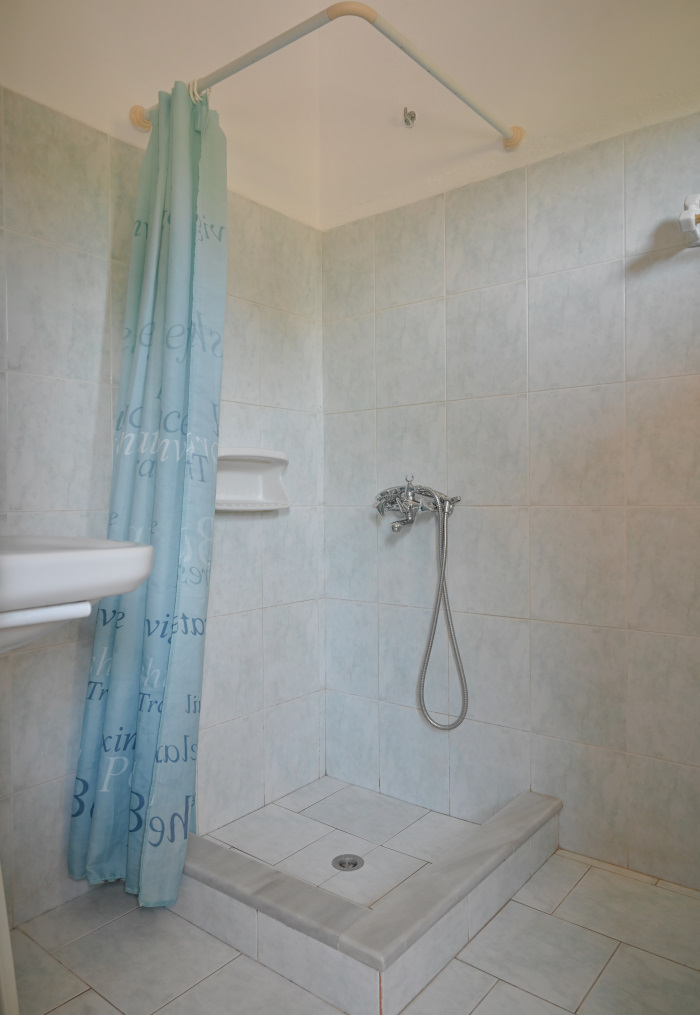 Bathroom / shower Bathroom / shower