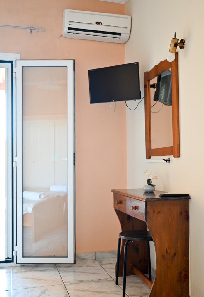 Flat screen tv in all bedrooms Roumanis apartment - Tv in room