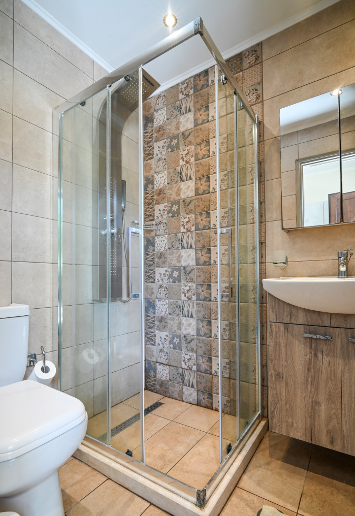 Modern looking bathroom with shower Studio Maria Roumanis - renovated bathroom