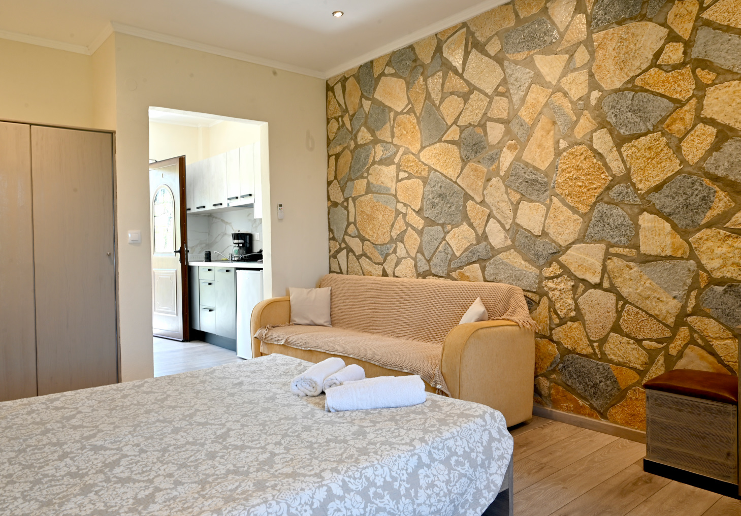 studios-maria-roumanis-deluxe-doublebed-stone.jpg